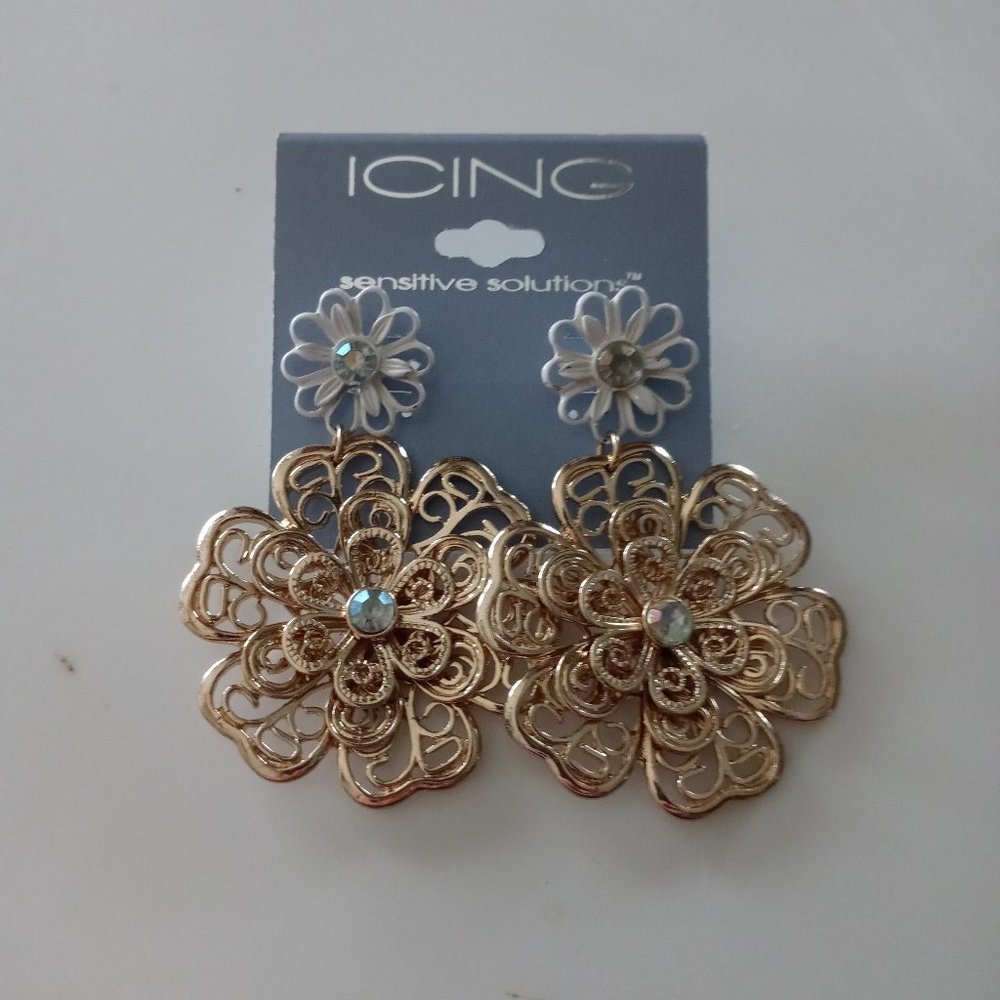 Flower earrings white and gold tone